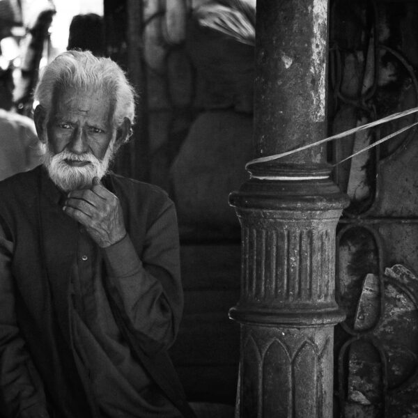 বয়স আমার মুখের রেখায় শেখায় আজব ত্রিকোণমিতি